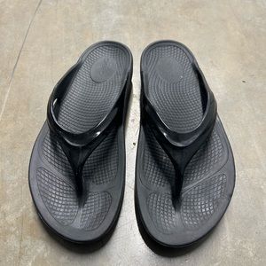 Oofos thong recovery sandals size 9